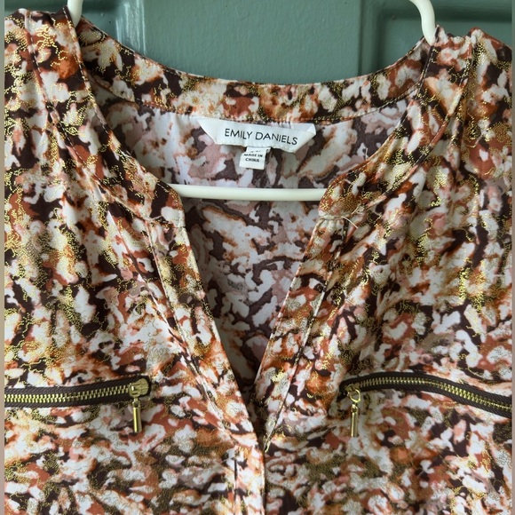 🍁 V-Neck Button Blouse 🍁 - Picture 2 of 4